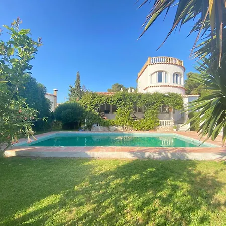 Villa Beautiful With Pool, Barbecue, And Garden