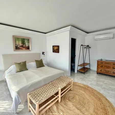 Vila Beautiful With Pool, Barbecue, And Garden