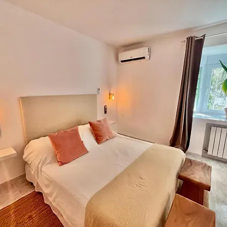Vila Beautiful With Pool, Barbecue, And Garden