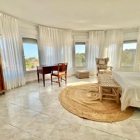 Villa Beautiful With Pool, Barbecue, And Garden